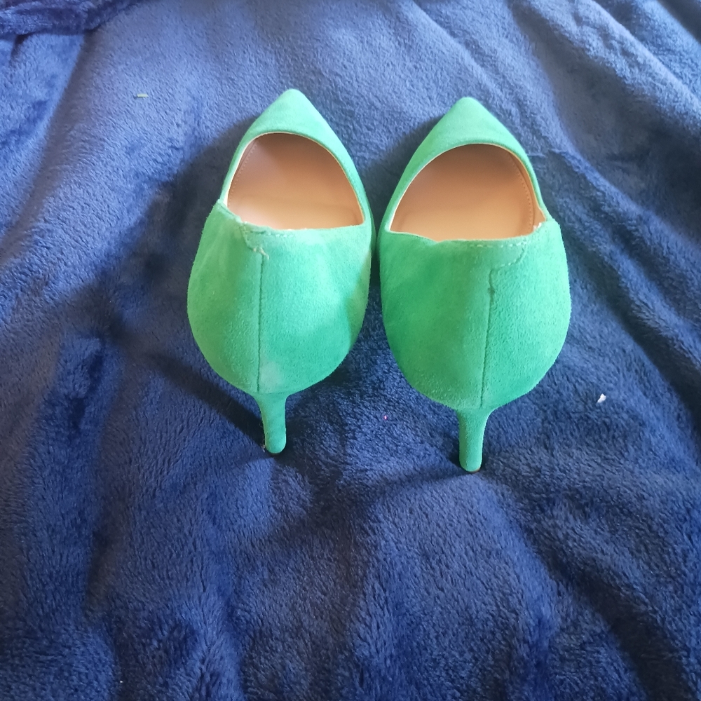Grass Green Suede Madison 12-Hour Pumps | Banana Republic | Size 6 1/2 - Picture 3 of 4